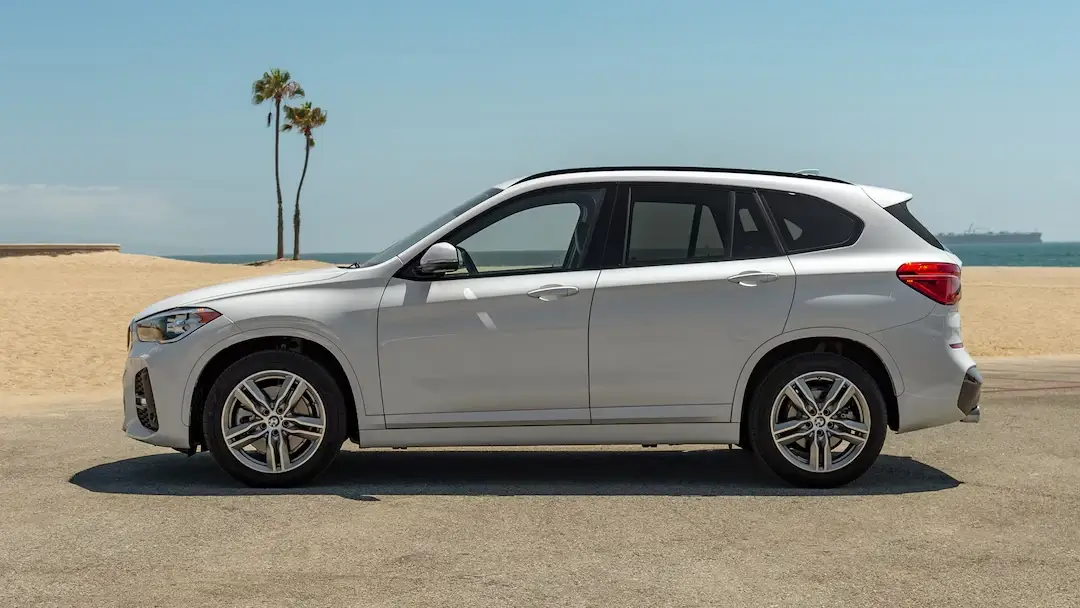 vue de profil du bmw X1